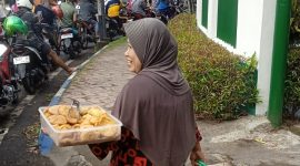 Masyarakat Kabupaten Jember saat menjual gorengan saat antrean panjang di SPBU (Istimewa - garudajatim.com) 