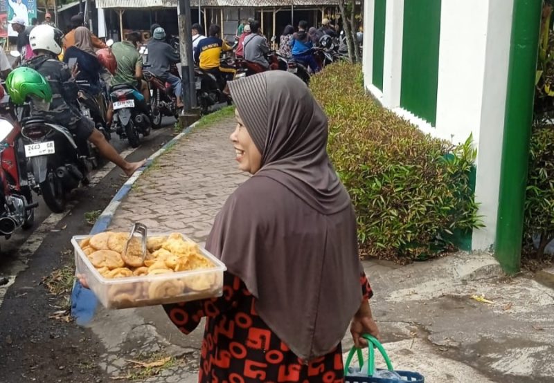 Masyarakat Kabupaten Jember saat menjual gorengan saat antrean panjang di SPBU (Istimewa - garudajatim.com) 