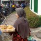Masyarakat Kabupaten Jember saat menjual gorengan saat antrean panjang di SPBU (Istimewa - garudajatim.com) 