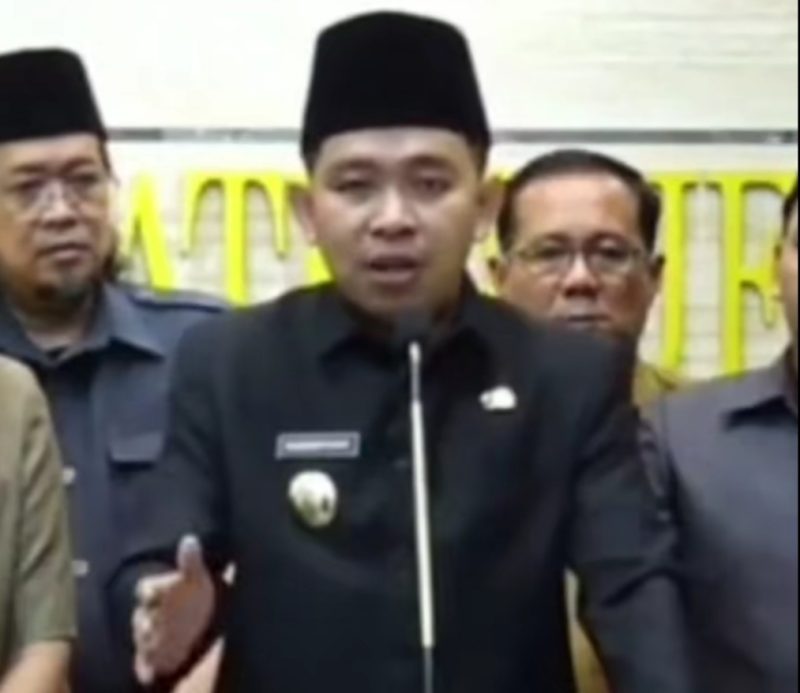 Bupati Jember, Muhammad Fawait saat menyampaikan tentang pembelajaran daring dan pelayanan pejabat terhadap masyarakat (Istimewa - garudajatim.com) 
