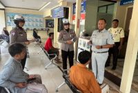 Satuan Lalu Lintas (Satlantas) Polres Sumenep bersama PT Jasa Raharja menggelar kampanye keselamatan berlalu lintas kepada para wajib pajak kendaraan bermotor di Kantor Bersama Samsat Sumenep. (Garuda Jatim/Humas Polres)