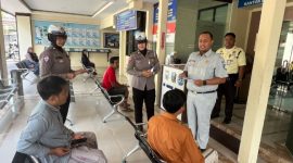 Satuan Lalu Lintas (Satlantas) Polres Sumenep bersama PT Jasa Raharja menggelar kampanye keselamatan berlalu lintas kepada para wajib pajak kendaraan bermotor di Kantor Bersama Samsat Sumenep. (Garuda Jatim/Humas Polres)