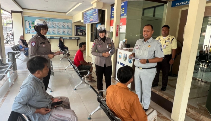 Satuan Lalu Lintas (Satlantas) Polres Sumenep bersama PT Jasa Raharja menggelar kampanye keselamatan berlalu lintas kepada para wajib pajak kendaraan bermotor di Kantor Bersama Samsat Sumenep. (Garuda Jatim/Humas Polres)