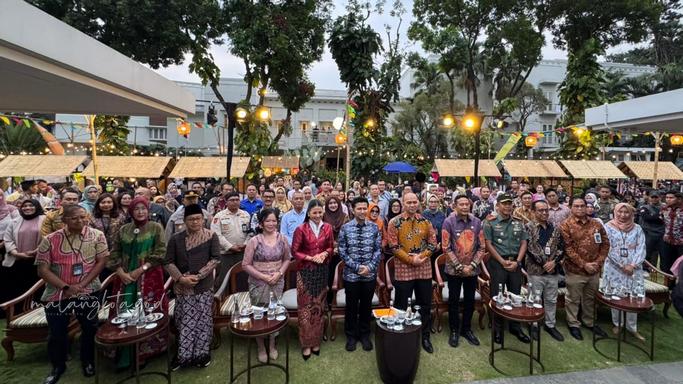 Wali Kota Malang, Wahyu Hidayat bersama Wagub Jatim, Emil E. Dardak saat menghadiri acara pembukaan Tong Tong Night Market 2025  (Istimewa - garudajatim.com) 