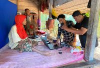 Disdukcapil Sumenep saat melakukan program Karemator (Za - garudajatim.com) 