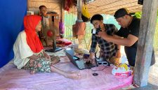 Disdukcapil Sumenep saat melakukan program Karemator (Za - garudajatim.com) 