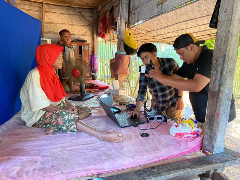 Disdukcapil Sumenep saat melakukan program Karemator (Za - garudajatim.com) 