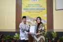 LLDIKTI Wilayah VII Jawa Timur, Prof. Dr. Dyah Sawitri,(kanan) saat menyerahkan Salinan Keputusan Menteri Pendidikan Tinggi, Sains dan Teknologi Republik Indonesia, Nomor: 605/B/0/2025 kepada Ketua PPLP-PT PGRI Sumenep, Sunarjo(kiri) (za - garudajatim.com) 