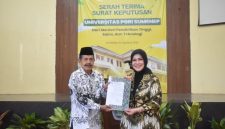 LLDIKTI Wilayah VII Jawa Timur, Prof. Dr. Dyah Sawitri,(kanan) saat menyerahkan Salinan Keputusan Menteri Pendidikan Tinggi, Sains dan Teknologi Republik Indonesia, Nomor: 605/B/0/2025 kepada Ketua PPLP-PT PGRI Sumenep, Sunarjo(kiri) (za - garudajatim.com) 