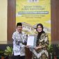 LLDIKTI Wilayah VII Jawa Timur, Prof. Dr. Dyah Sawitri,(kanan) saat menyerahkan Salinan Keputusan Menteri Pendidikan Tinggi, Sains dan Teknologi Republik Indonesia, Nomor: 605/B/0/2025 kepada Ketua PPLP-PT PGRI Sumenep, Sunarjo(kiri) (za - garudajatim.com) 