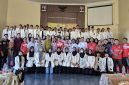 Atlet Universitas PGRI Sumenep foto bersama Ketua PPLP-PT PGRI dan seluruh civitas akademika saat pelepasan ke Porsenasma V (Za - garudajatim.com) 