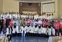 Atlet Universitas PGRI Sumenep foto bersama Ketua PPLP-PT PGRI dan seluruh civitas akademika saat pelepasan ke Porsenasma V (Za - garudajatim.com) 