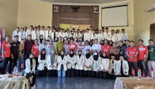 Atlet Universitas PGRI Sumenep foto bersama Ketua PPLP-PT PGRI dan seluruh civitas akademika saat pelepasan ke Porsenasma V (Za - garudajatim.com) 