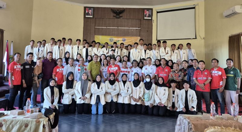 Atlet Universitas PGRI Sumenep foto bersama Ketua PPLP-PT PGRI dan seluruh civitas akademika saat pelepasan ke Porsenasma V (Za - garudajatim.com) 