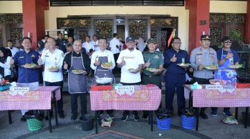 Bupati Sumenep, Ahmad Fauzi Wongsojudo, mendadak jadi master chef saat mengikuti lomba masak mie goreng (Za - garudajatim.com) 