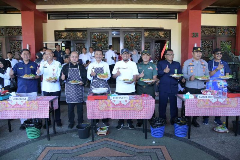 Bupati Sumenep, Ahmad Fauzi Wongsojudo, mendadak jadi master chef saat mengikuti lomba masak mie goreng (Za - garudajatim.com) 