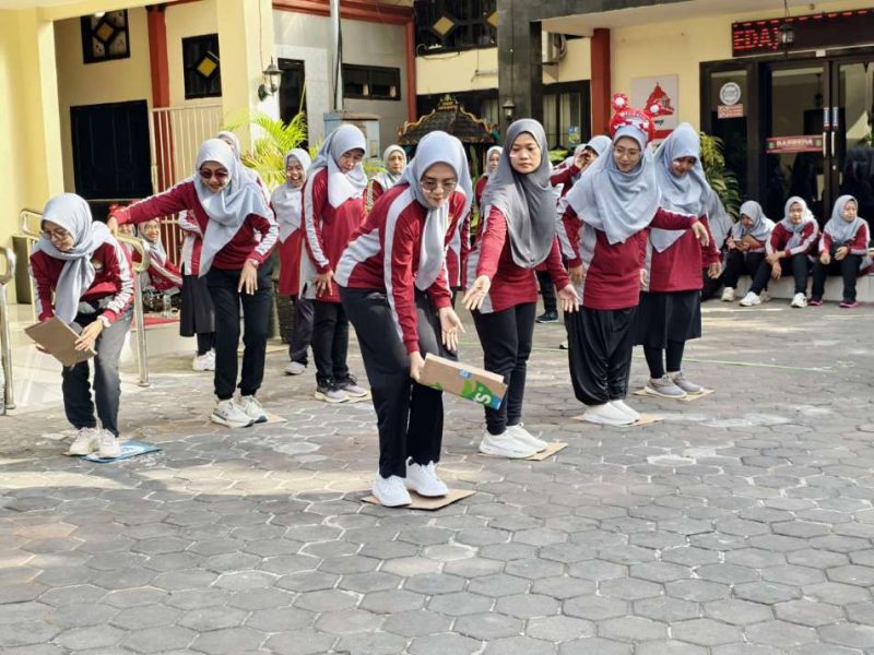 Dharma Wanita Persatuan (DWP) Badan Perencanaan Pembangunan Daerah (Bappeda) Kabupaten Sumenep, Madura, Jawa Timur, saat menggelar acara senam bersama (Za - garudajatim.com) 