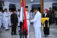 Bupati Sumenep, Ahmad Fauzi Wongsojudo, saat mengukuhkan 75 anggota Paskibraka di HUT ke-80 RI (Za - garudajatim.com)