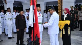 Bupati Sumenep, Ahmad Fauzi Wongsojudo, saat mengukuhkan 75 anggota Paskibraka di HUT ke-80 RI (Za - garudajatim.com)