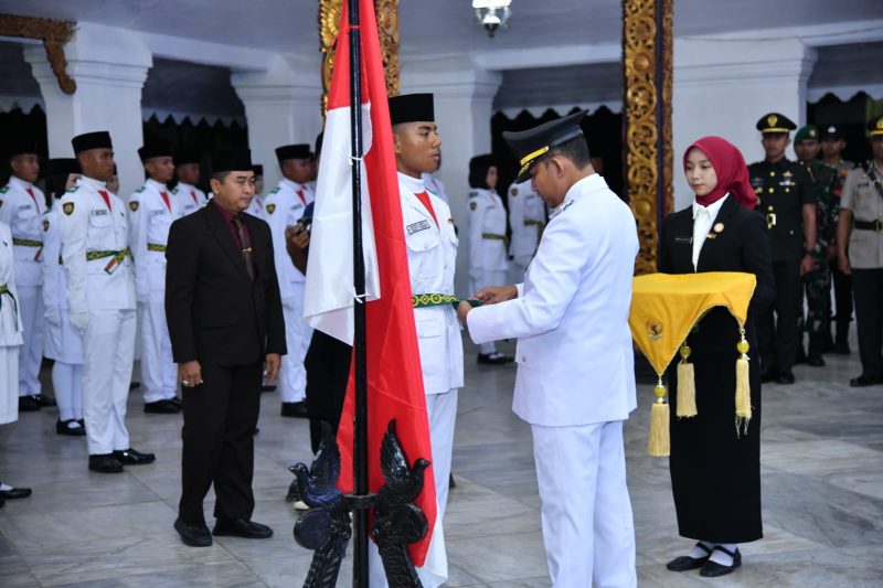 Bupati Sumenep, Ahmad Fauzi Wongsojudo, saat mengukuhkan 75 anggota Paskibraka di HUT ke-80 RI (Za - garudajatim.com)
