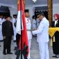 Bupati Sumenep, Ahmad Fauzi Wongsojudo, saat mengukuhkan 75 anggota Paskibraka di HUT ke-80 RI (Za - garudajatim.com)
