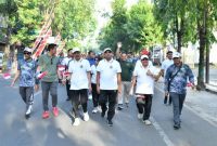 Direktur Utama BPRS Bhakti Sumekar, Hairil Fajar(kanan) bersama Bupati Sumenep, Ahmad Fauzi Wongsojudo(tiga kanan) saat mengikuti Jalan-Jalan Sehat (Za - garudajatim.com) 