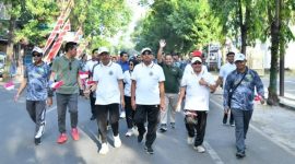 Direktur Utama BPRS Bhakti Sumekar, Hairil Fajar(kanan) bersama Bupati Sumenep, Ahmad Fauzi Wongsojudo(tiga kanan) saat mengikuti Jalan-Jalan Sehat (Za - garudajatim.com) 