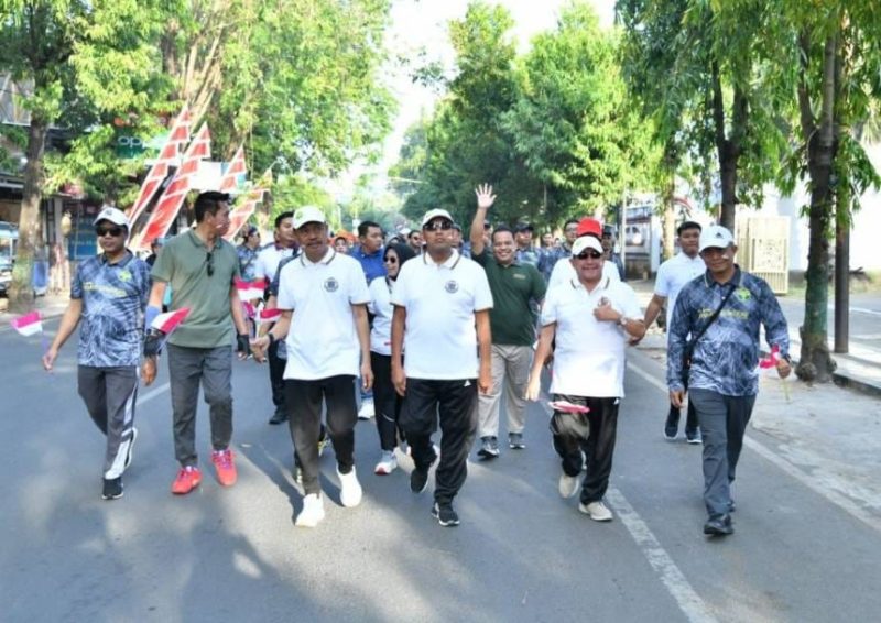 Direktur Utama BPRS Bhakti Sumekar, Hairil Fajar(kanan) bersama Bupati Sumenep, Ahmad Fauzi Wongsojudo(tiga kanan) saat mengikuti Jalan-Jalan Sehat (Za - garudajatim.com) 