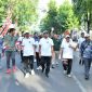 Direktur Utama BPRS Bhakti Sumekar, Hairil Fajar(kanan) bersama Bupati Sumenep, Ahmad Fauzi Wongsojudo(tiga kanan) saat mengikuti Jalan-Jalan Sehat (Za - garudajatim.com) 