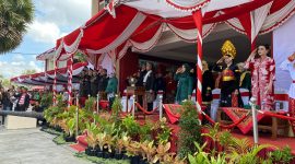 Bupati Sumenep, Ahmad Fauzi Wongsojudo, beri hormat kepada bendera merah putih saat upacara HUT ke-80 RI (Za - garudajatim.com) 