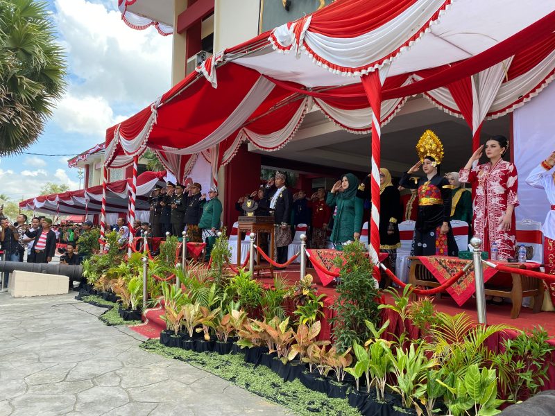 Bupati Sumenep, Ahmad Fauzi Wongsojudo, beri hormat kepada bendera merah putih saat upacara HUT ke-80 RI (Za - garudajatim.com) 
