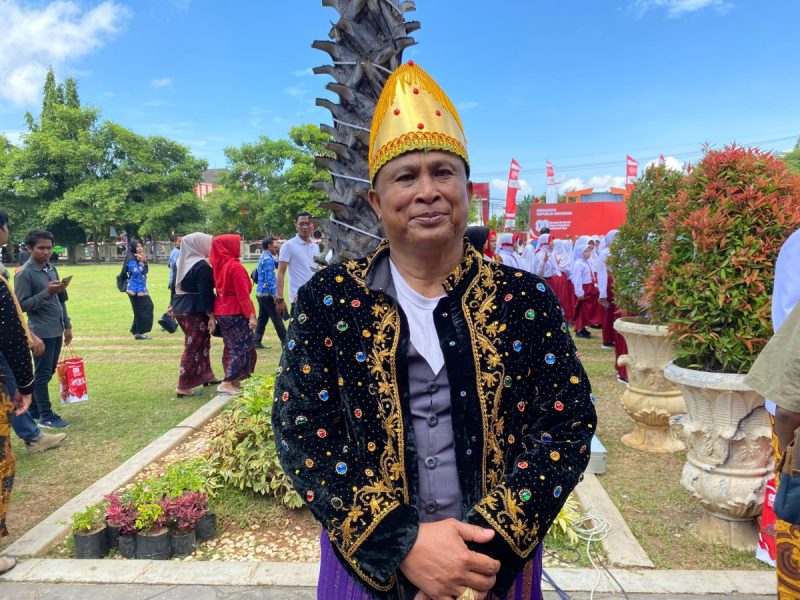 Kepala Disbudporapar Sumenep, Mohammad  Iksan, usai mengikuti upacara pengebaran bendera merah putih HUT ke-80 RI di halaman Pemkab Sumenep (Za - garudajatim.com) 