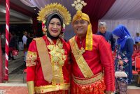 Kepala Bapenda Sumenep Faruk Hanafi beserta Istri tercintanya saat memakai Busana Adat Bugis Sulsel di Upacara HUT ke-80 RI (Za - garudajatim.com) 