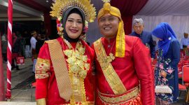 Kepala Bapenda Sumenep Faruk Hanafi beserta Istri tercintanya saat memakai Busana Adat Bugis Sulsel di Upacara HUT ke-80 RI (Za - garudajatim.com) 