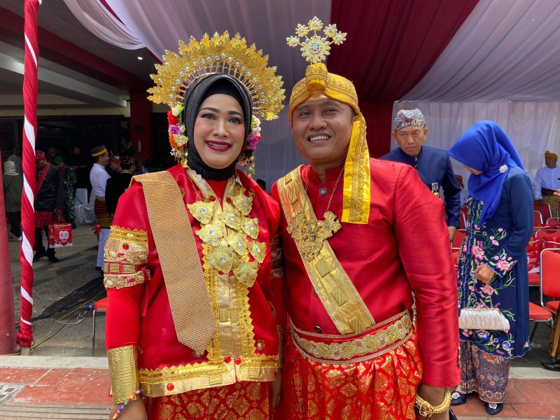 Kepala Bapenda Sumenep Faruk Hanafi beserta Istri tercintanya saat memakai Busana Adat Bugis Sulsel di Upacara HUT ke-80 RI (Za - garudajatim.com) 