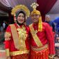 Kepala Bapenda Sumenep Faruk Hanafi beserta Istri tercintanya saat memakai Busana Adat Bugis Sulsel di Upacara HUT ke-80 RI (Za - garudajatim.com) 
