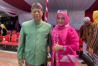 Kepala DKPP Sumenep, Chainur Rasyid, bersama istri tercintanya saat menghadiri upacara HUT ke-80 RI di halaman pemkab (Za - garudajatim.com)