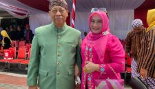 Kepala DKPP Sumenep, Chainur Rasyid, bersama istri tercintanya saat menghadiri upacara HUT ke-80 RI di halaman pemkab (Za - garudajatim.com)