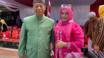 Kepala DKPP Sumenep, Chainur Rasyid, bersama istri tercintanya saat menghadiri upacara HUT ke-80 RI di halaman pemkab (Za - garudajatim.com)