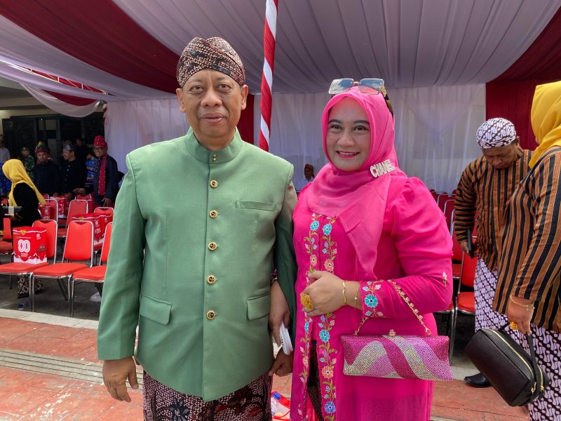 Kepala DKPP Sumenep, Chainur Rasyid, bersama istri tercintanya saat menghadiri upacara HUT ke-80 RI di halaman pemkab (Za - garudajatim.com)