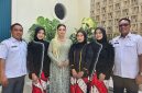 Peserta Pelatihan Tata Rias Pengantin saat foto bersama dengan disnaker Sumenep (Za - garudajatim.com) 