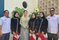 Peserta Pelatihan Tata Rias Pengantin saat foto bersama dengan disnaker Sumenep (Za - garudajatim.com) 