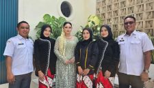Peserta Pelatihan Tata Rias Pengantin saat foto bersama dengan disnaker Sumenep (Za - garudajatim.com) 