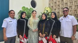 Peserta Pelatihan Tata Rias Pengantin saat foto bersama dengan disnaker Sumenep (Za - garudajatim.com) 