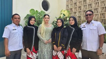 Peserta Pelatihan Tata Rias Pengantin saat foto bersama dengan disnaker Sumenep (Za - garudajatim.com) 
