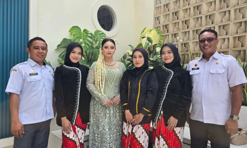Peserta Pelatihan Tata Rias Pengantin saat foto bersama dengan disnaker Sumenep (Za - garudajatim.com) 