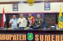 Kepala Bapenda Sumenep, Faruq Hanafi, bersama Kepala UPT PPD Sumenep, Samtiono, saat foto bersama dalam rangka Capacity Building Sosialisasi Optimalisasi Pengelolaan Pajak Daerah (Za - garudajatim.com) 