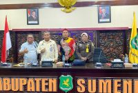 Kepala Bapenda Sumenep, Faruq Hanafi, bersama Kepala UPT PPD Sumenep, Samtiono, saat foto bersama dalam rangka Capacity Building Sosialisasi Optimalisasi Pengelolaan Pajak Daerah (Za - garudajatim.com) 
