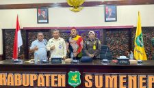 Kepala Bapenda Sumenep, Faruq Hanafi, bersama Kepala UPT PPD Sumenep, Samtiono, saat foto bersama dalam rangka Capacity Building Sosialisasi Optimalisasi Pengelolaan Pajak Daerah (Za - garudajatim.com) 