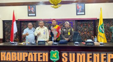 Kepala Bapenda Sumenep, Faruq Hanafi, bersama Kepala UPT PPD Sumenep, Samtiono, saat foto bersama dalam rangka Capacity Building Sosialisasi Optimalisasi Pengelolaan Pajak Daerah (Za - garudajatim.com) 